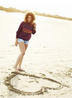 Tori Kelly feet photo thumbnail