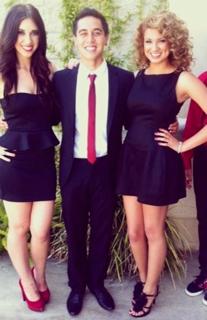 Tori Kelly feet photo thumbnail