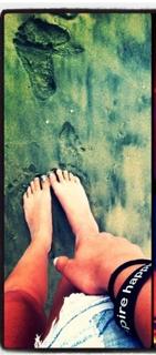 Tori Kelly feet photo thumbnail