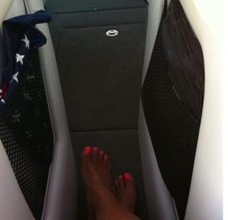 Tori Kelly feet photo thumbnail