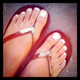 Tori Kelly feet photo thumbnail