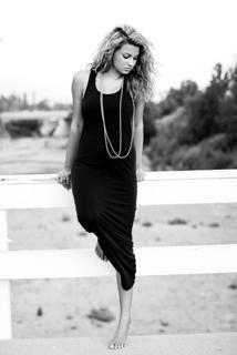 Tori Kelly feet photo thumbnail