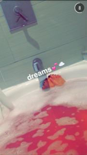 Tori Kelly feet photo thumbnail