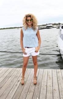 Tori Kelly feet photo thumbnail
