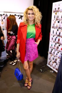 Tori Kelly feet photo thumbnail