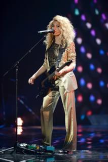 Tori Kelly feet photo thumbnail