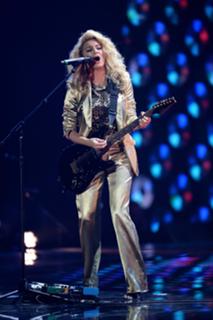 Tori Kelly feet photo thumbnail