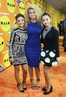 Tori Kelly feet photo thumbnail