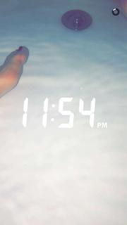 Tori Kelly feet photo thumbnail