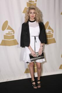 Tori Kelly feet photo thumbnail