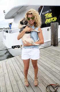 Tori Kelly feet photo thumbnail