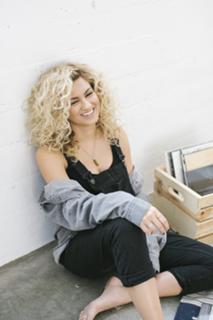 Tori Kelly feet photo thumbnail