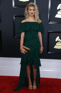 Tori Kelly feet photo thumbnail