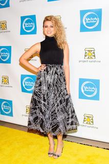 Tori Kelly feet photo thumbnail