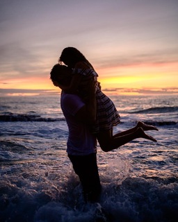 Tori Kelly feet photo thumbnail