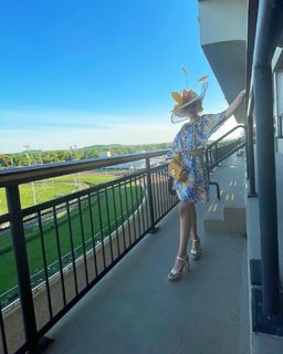 Tori Kelly feet photo thumbnail