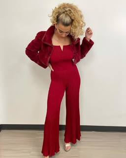 Tori Kelly feet photo thumbnail