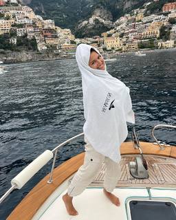 Tori Kelly feet photo thumbnail