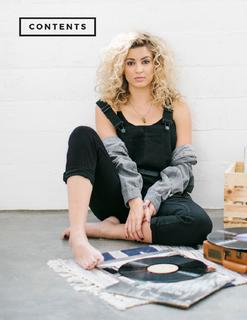 Tori Kelly feet photo thumbnail
