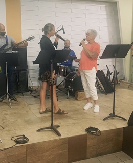 Tori Kelly feet photo thumbnail