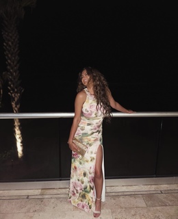 Tori Kelly feet photo thumbnail