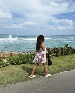 Tori Kelly feet photo thumbnail