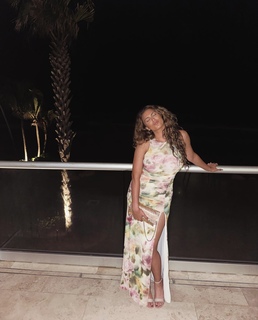 Tori Kelly feet photo thumbnail