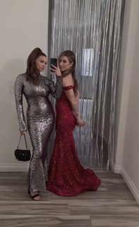 Tori Kelly feet photo thumbnail