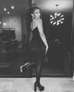 Tori Kelly feet photo thumbnail