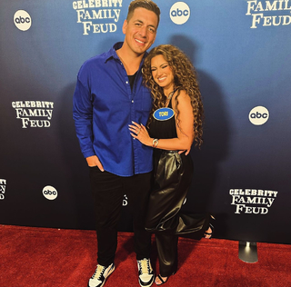 Tori Kelly feet photo thumbnail