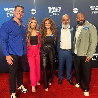 Tori Kelly feet photo thumbnail