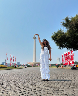 Tori Kelly feet photo thumbnail