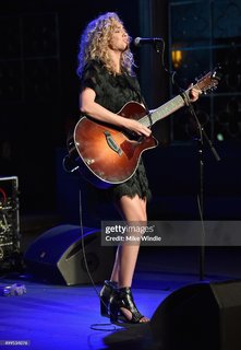 Tori Kelly feet photo thumbnail