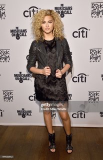 Tori Kelly feet photo thumbnail