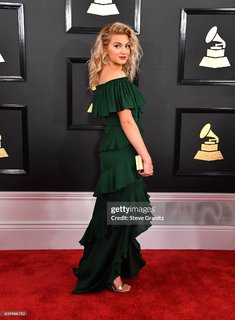 Tori Kelly feet photo thumbnail