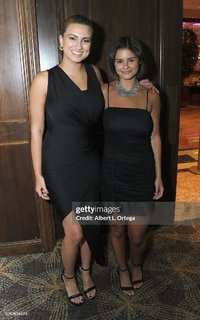 Tori Kelly feet photo thumbnail