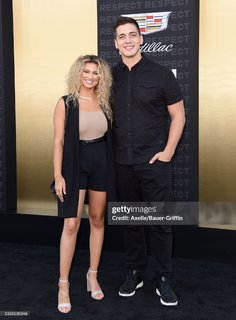 Tori Kelly feet photo thumbnail
