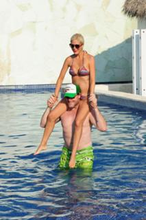 Tori Spelling feet photo thumbnail