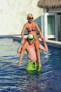 Tori Spelling feet photo thumbnail