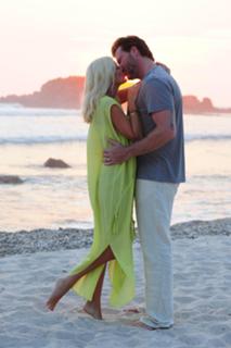 Tori Spelling feet photo thumbnail