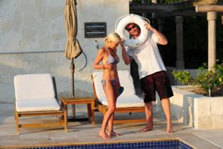 Tori Spelling feet photo thumbnail
