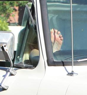Tori Spelling feet photo thumbnail