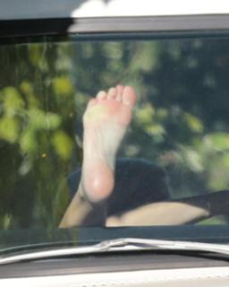 Tori Spelling feet photo thumbnail