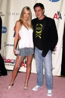 Tori Spelling feet photo thumbnail