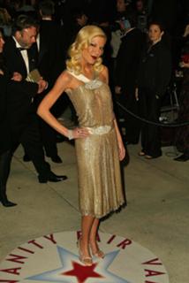 Tori Spelling feet photo thumbnail