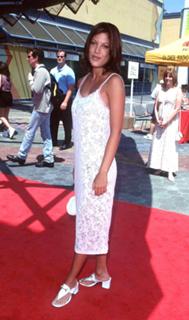 Tori Spelling feet photo thumbnail