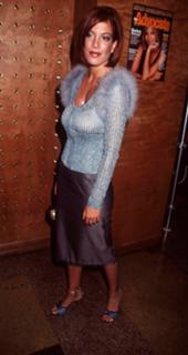 Tori Spelling feet photo thumbnail