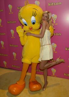Tori Spelling feet photo thumbnail