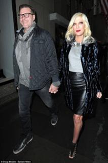 Tori Spelling feet photo thumbnail