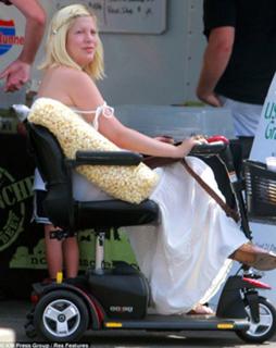 Tori Spelling feet photo thumbnail